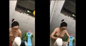 Quay lén nữ sinh nhà cạnh bên tắm