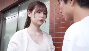 ông xã tẻ nhạt, cô vợ nhận ra cậu thanh niên nhà kề bên tốt hơn