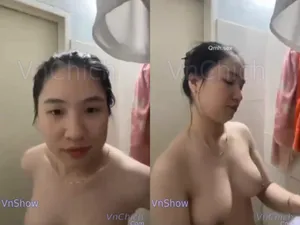 Gái vú bự, vừa call với bồ vừa tắm