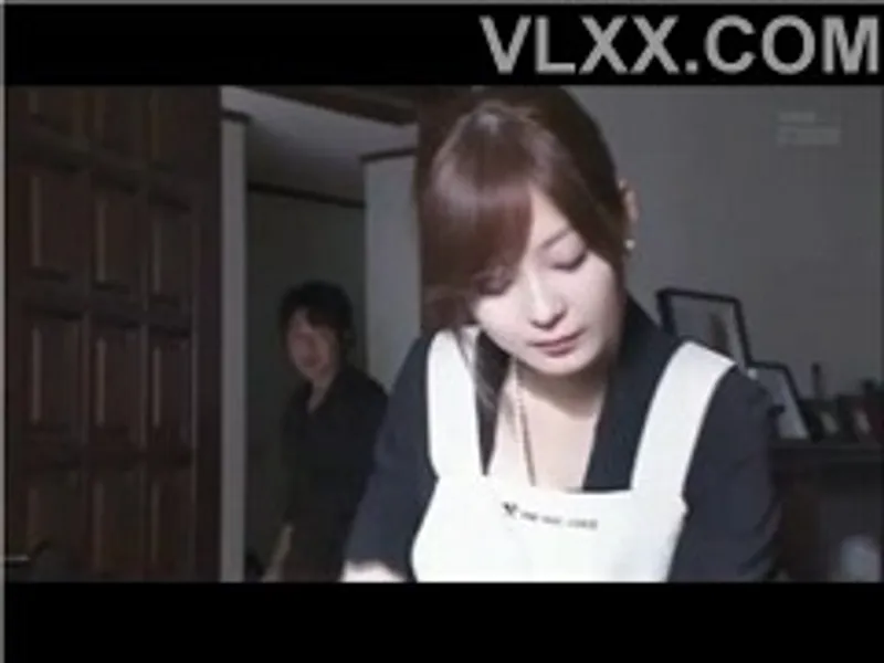 Người chồng đi công việc, người vợ ở nhà bị bồ của chị gái cưỡng hiếp