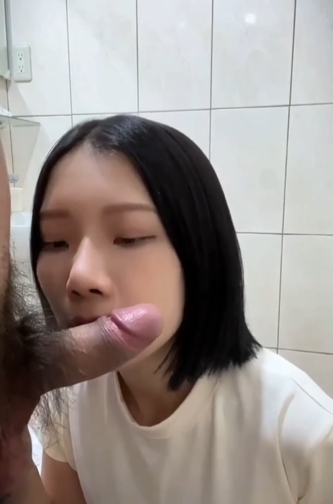 Vào wc lén lút bú cu